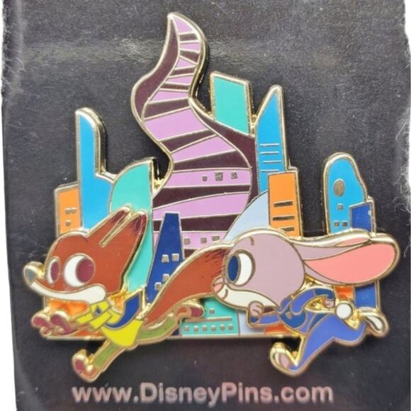 Disney Zootopia Enamel Pin - Nick and Judy Running NIP - Picture 1 of 7